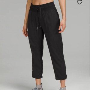 Lululemon Mid-Rise Cropped Pant